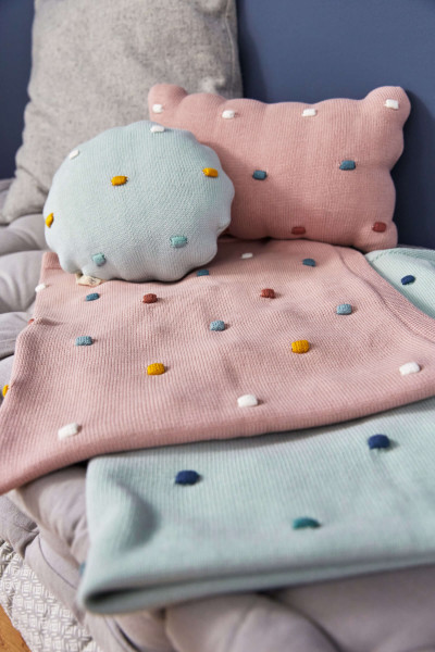 Babydecke aus Bio Baumwolle in der Farbe Mint mit bunten Punkten gibt es im Ribisel Shop in Feldkirchen in Kärnten