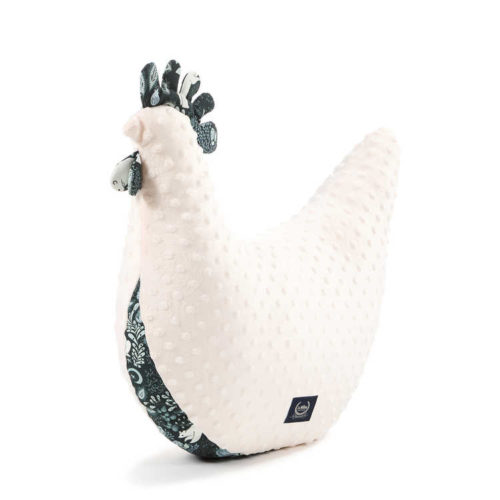 Grand Ma Dana ist ein Kissen welches in Form einer Henne erscheint und von Stillkissen bis Laptopstütze vielseitig verwendet werden kann und ist im Ribisel Shop in Feldkirchen in Kärnten erhältlich.