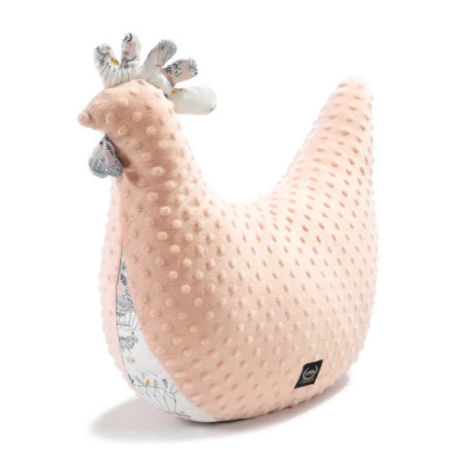 Grand Ma Dana ist ein Kissen welches in Form einer Henne erscheint und von Stillkissen bis Laptopstütze vielseitig verwendet werden kann und ist im Ribisel Shop in Feldkirchen in Kärnten erhältlich.